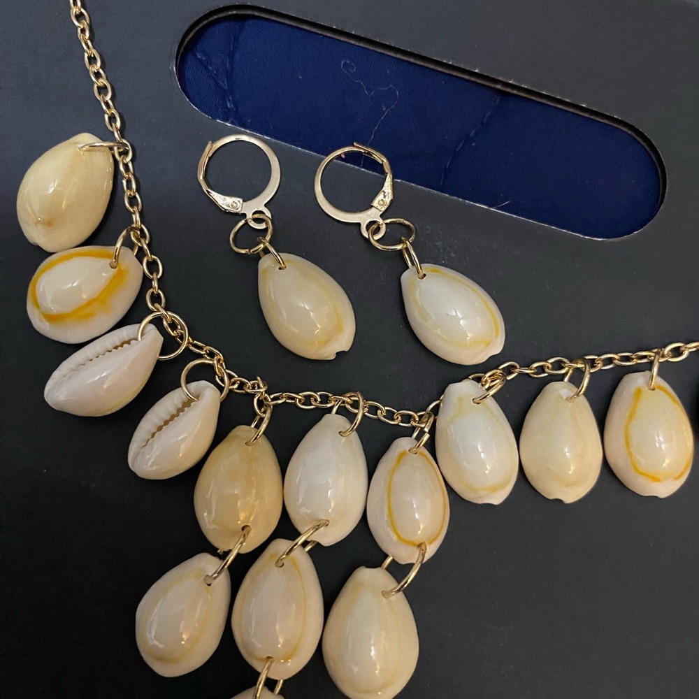 Sea shell necklace and earrings set